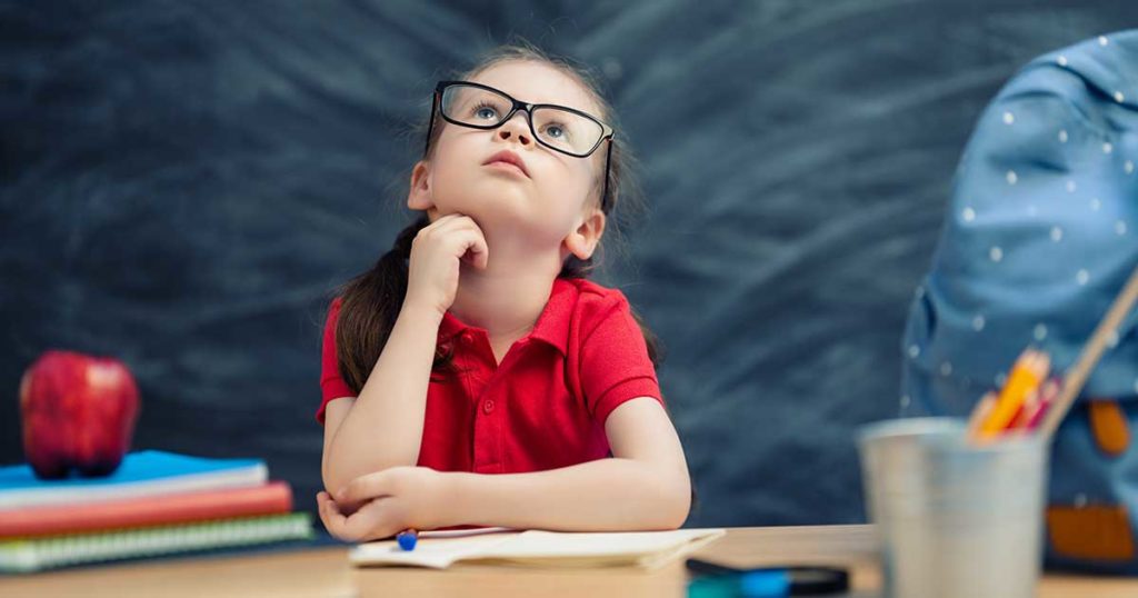 bambino che studia con il metodo clil